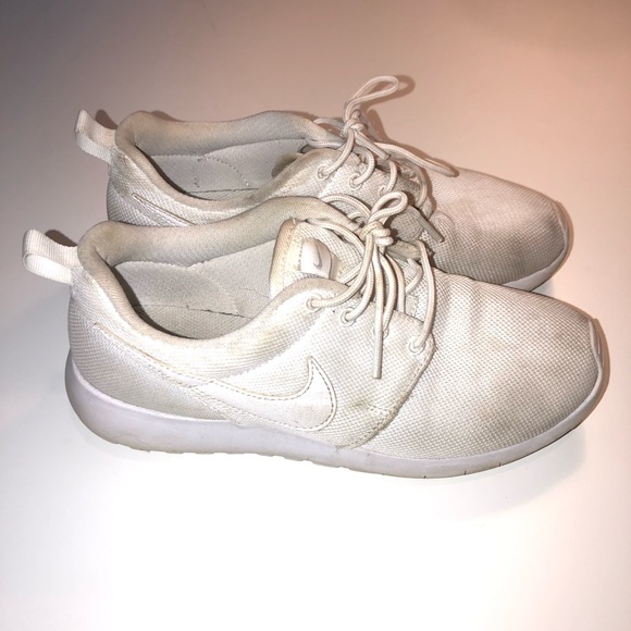 White Nike Roshe Size 7 - Picture 1 of 4